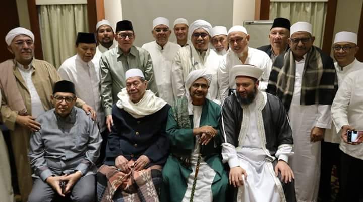 KERUKUNAN: Habib Umar al Hafidz bersama para tokoh Islam. (foto: ngopibareng.id)