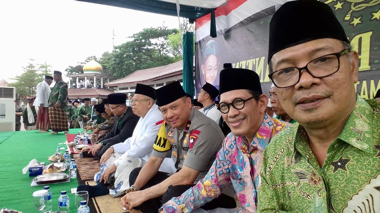 DILANTIK: Di tengah Istighotsah Kubro dan Pelantikan PWNU Banten. KH Abdul Manan Ghani (Ketua PBNU), Robikin Emhas (Ketua PBNU), Brigjen Teddy Minahasa Putra (Kaploda Banten), KH Ma’ruf Amin (Mustasyar PBNU), Andika Hadrumi (Wakil Gubernur Banten). Abuya Muhtadi Dimyati dan Gubernur Wahidin Chalim tak tampak dalam gambar.(foto: robikin for ngopibareng.id)