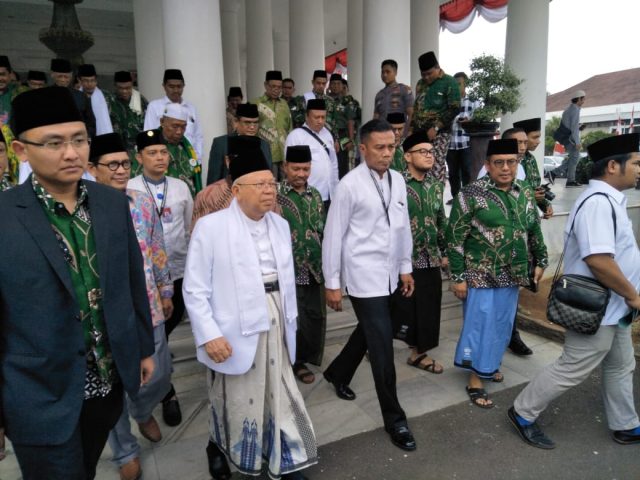 HADIR: Kiai Ma'ruf Amin menghadiri pelantikan Pengurus Wilayah NU (PWNU) Banten. (foto: ma for ngopibareng.id)