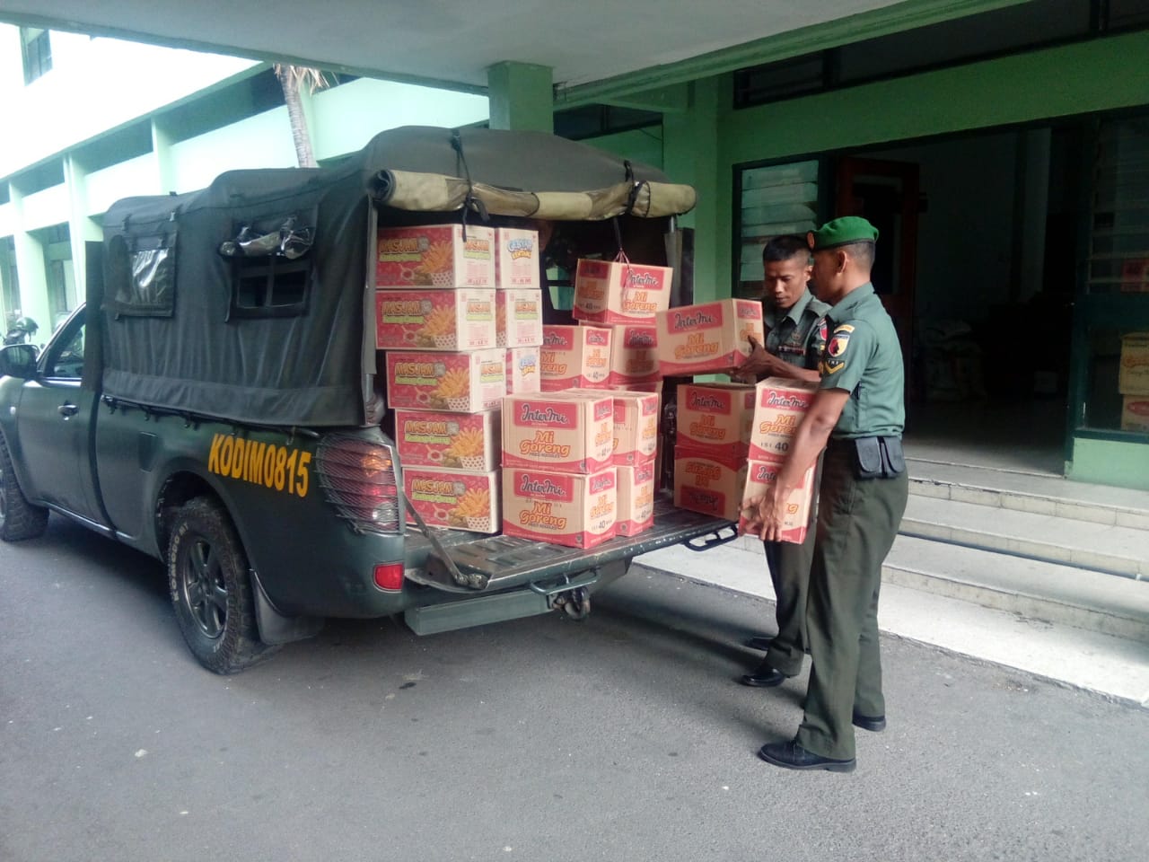 Anggota Kodim 0815 Mojokerto, Serka Suwaji dan Serda Zainul Arifin Saat Memuat Bantuan Logistik Untuk Korban Gempa