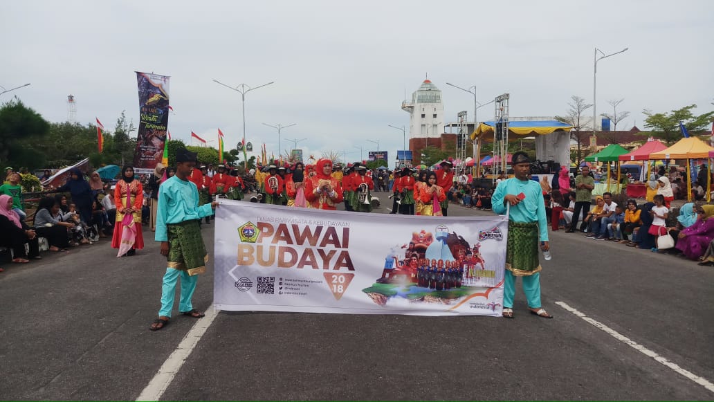 Ribuan masyarakat yang antusias menyaksikan Pawai Budaya Karimun. foto:kemenpar