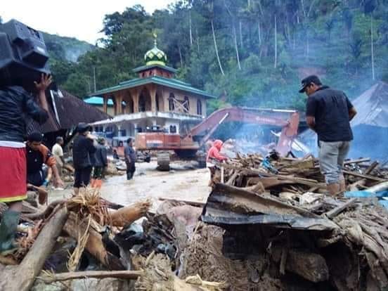 Reruntuhan longsor di Mandailing Natal. Foto: BNPB