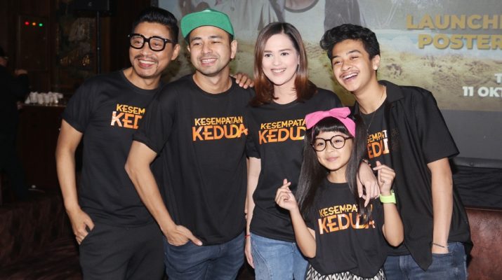 Raffi Ahmad nempel ke Cut Meyriska selama promo film bareng.