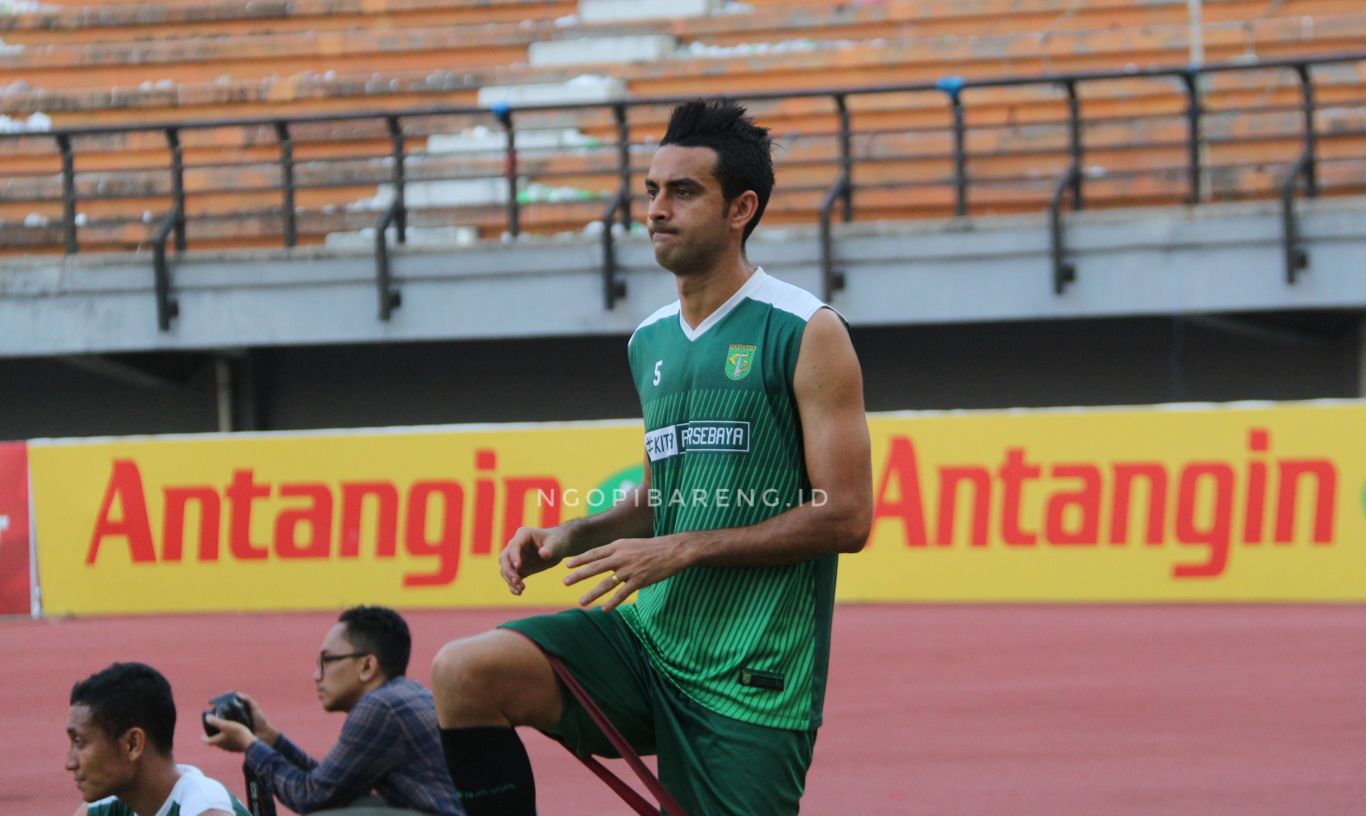 Bek Persebaya, Otavio Dutra. (foto: Haris/ngopibareng)