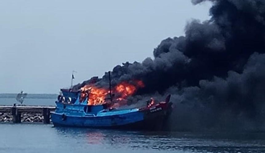 Kapal nelayan, KM Friends yang terbakar habis di Pelabuhan Perikanan Mayangan (PPM), Kota Probolinggo. (Foto: Ikhsan/Ngopibareng.id).