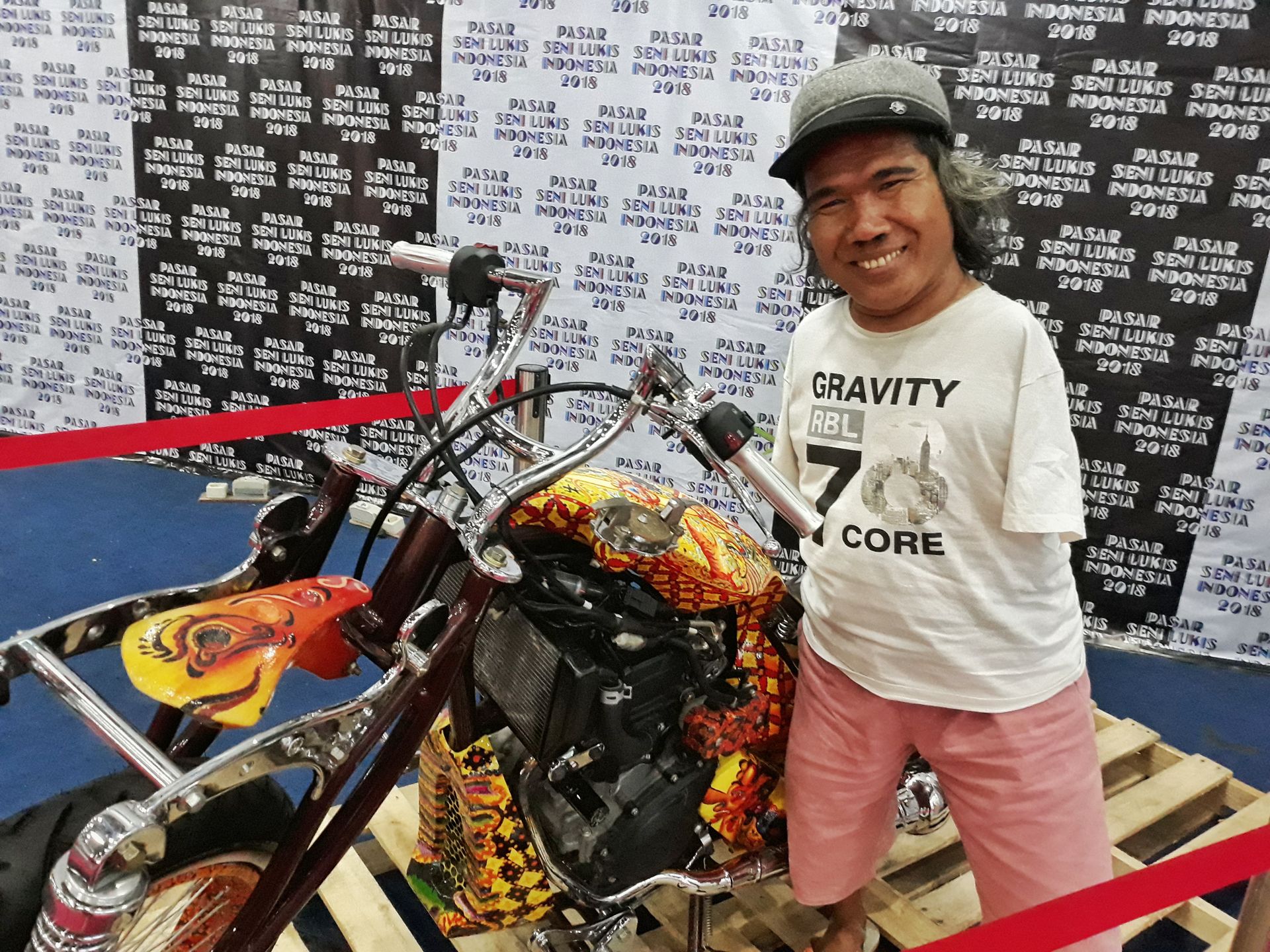 Sadikin Pard foto bersama Yamaha R 25 hasil modifikasiannya dengan sang putra sulung, Almedo Pard.