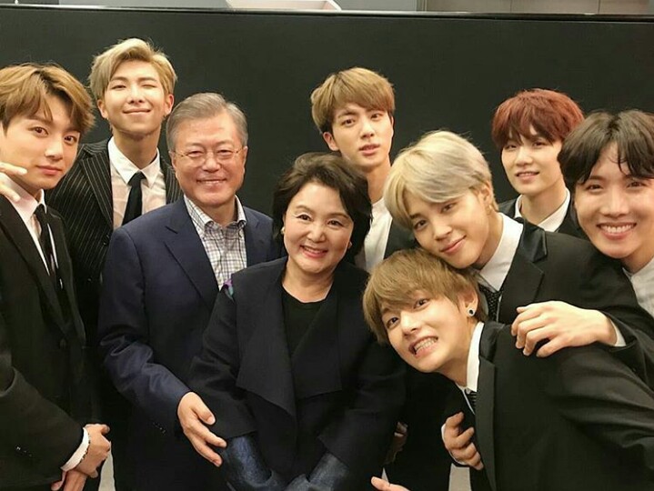 BTS ketika bertemu dengan Presiden Korea Selatan Moon Jae In usai tampil di acara  'Resonance of Korean Musicians' di Paris. Foto: Allkpop.