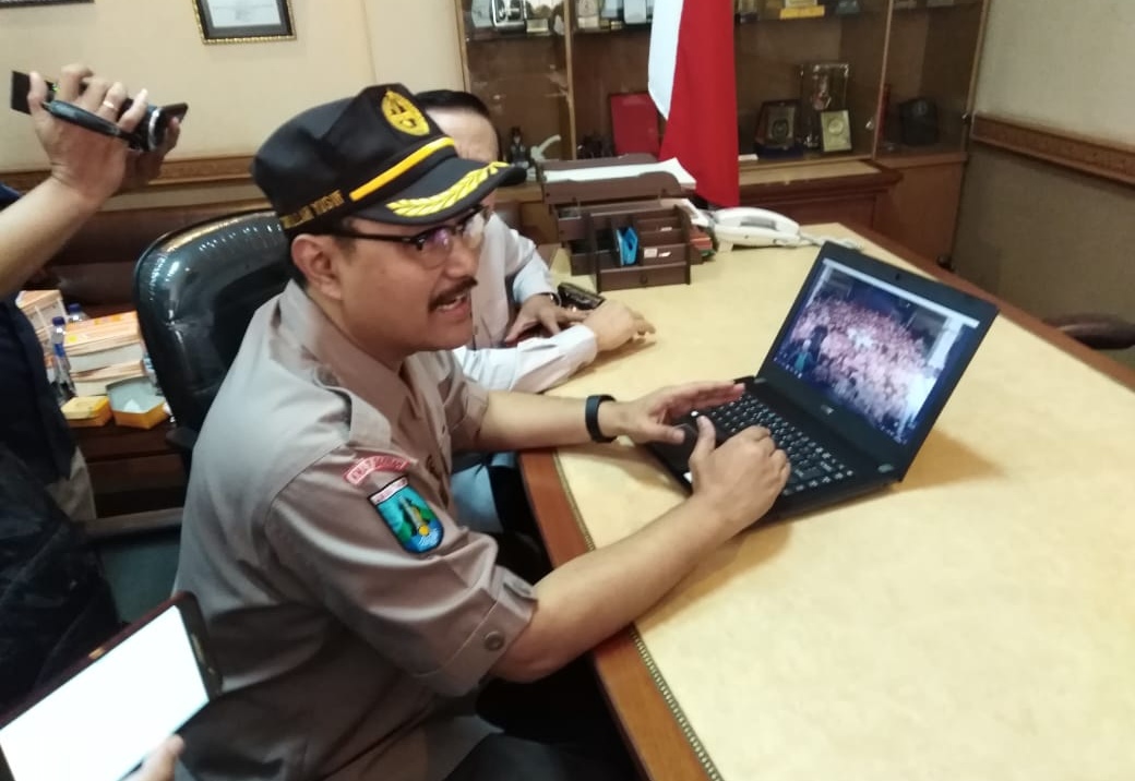 Gus Ipul saat memperlihatkan video yang viral di media sosial, Senin, 15 Oktober 2018. Foto: Farid/ngopibareng.id