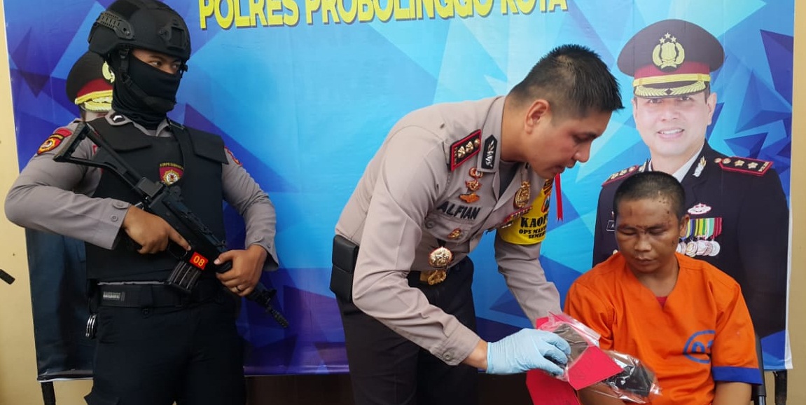 Tersangka Amin saat diekspos ke awak media di Mapolresta Probolinggo. (Foto: Ikhsan/Ngopibareng.id)