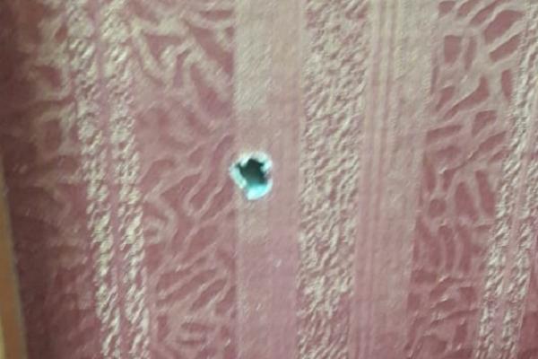 Lubang di plafon ruang kerja 