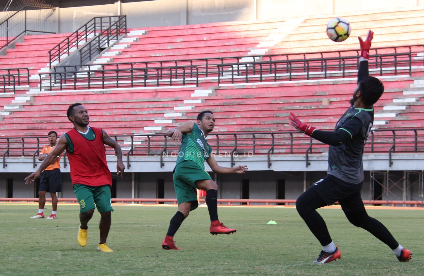 Pemain Persebaya saat berlatih di Stadion Gelora Bung Tomo. (foto: Haris/ngopibareng)