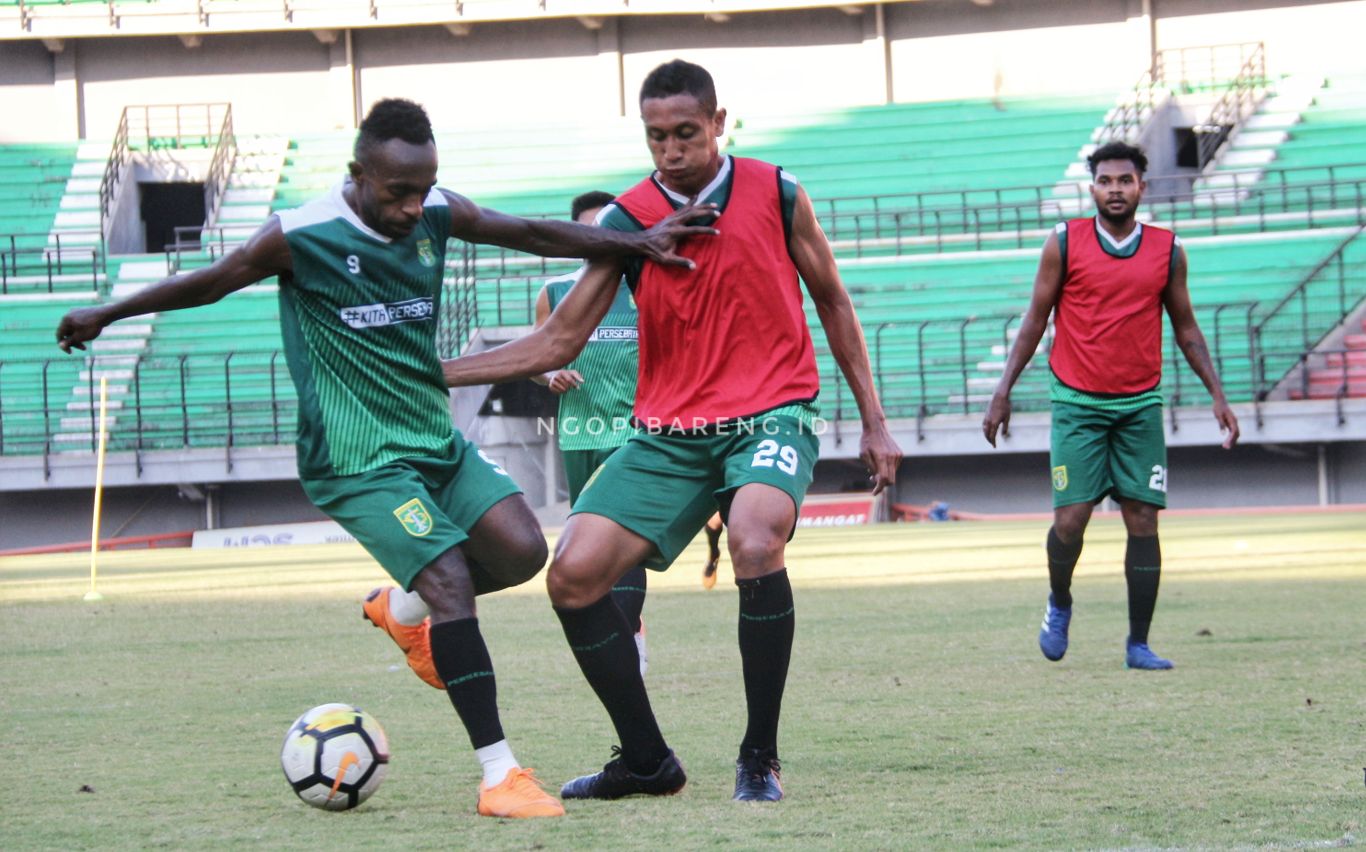 Pemain Persebaya, Ricky Kayame dan Andri Muliadi saat latihan di Stadion Gelora Bung Tomo. (foto: Haris/ngopibareng)