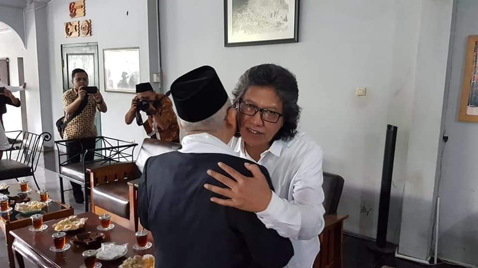 SILATURAHMI: KH Ma'ruf Amin bersama Emha Ainun Nadjib. (foto: yusron for ngopibareng.id)