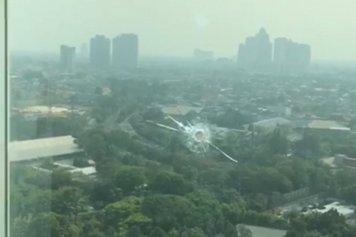 Kaca berlubang tertembus peluru nyasar di gedung parlemen. Foto: istimewa 