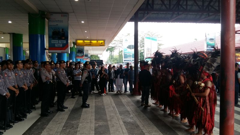Massa mengepung semua pintu keluar Bandara Samratulangi, Manado.