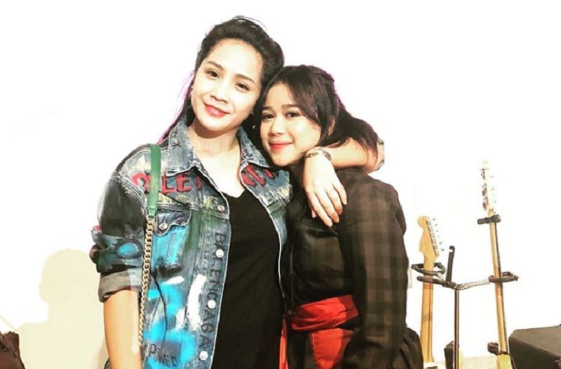 Nagita Slavina (Gigi) pakai jaket jeans penuh coretan di launching lagu baru Brisia Jodie.