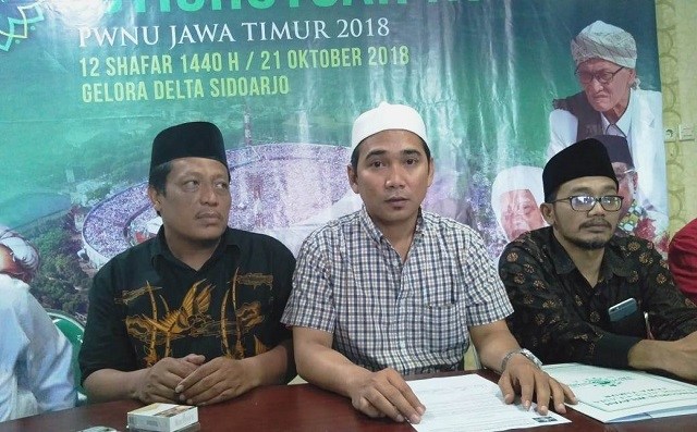 KETERANGAN: Gus Reza (tengah) didampingi Gus Salam (kanan). (foto: ngopibareng.id)