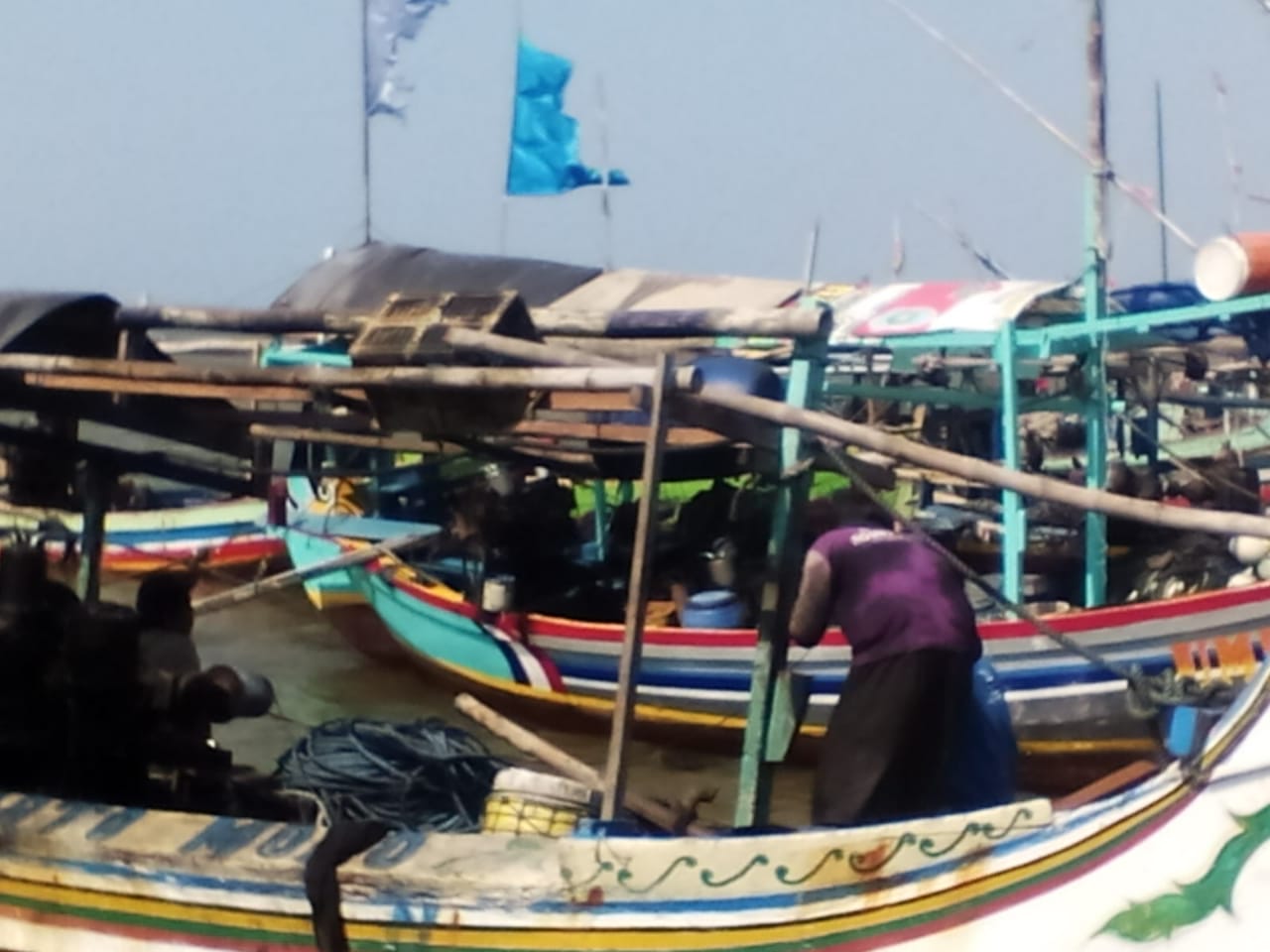 BERSANDAR: Sejumlah perahu bersandar di pantai di kawasan pantura Lamongan. (foto: tok/ngopibareng.id)