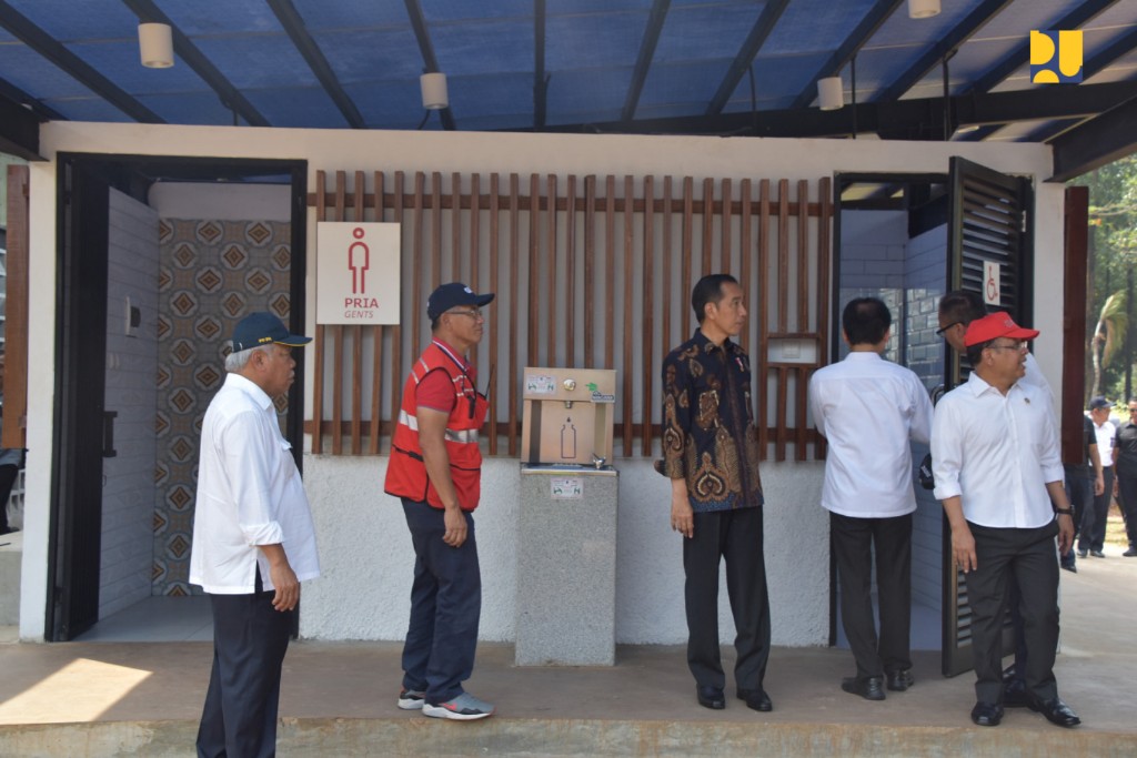 TINJAU: Presiden Jokowi di fasilitas penunjang bagi penyandang disabilitas di kawasan GBK Senayan Jakarta. (foto: PUPR for ngopibareng.id) 