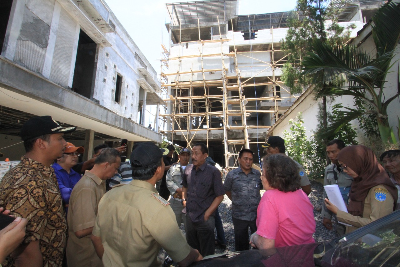 Bangunan hotel dan karaoke yang tidak dilengkapi izin. (Foto: Ikhsan/ngopibareng.id)