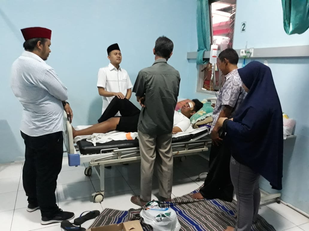 Caleg dr Mufti (berkopiah, tengah) menjenguk Riski di RSUD Tongas. (Foto: Istimewa/ngopibareng.id).