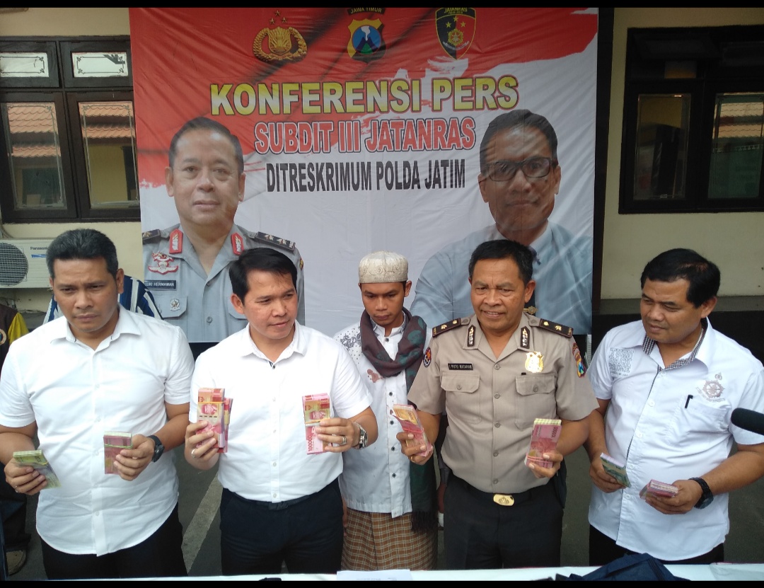 Jajaran Subdit Jatanras III Ditreskrimum Polda Jatim saat menujukan barang bukti uang mainan di Mapolda Jatim (Foto: Roesdan/ngopibareng.id)
