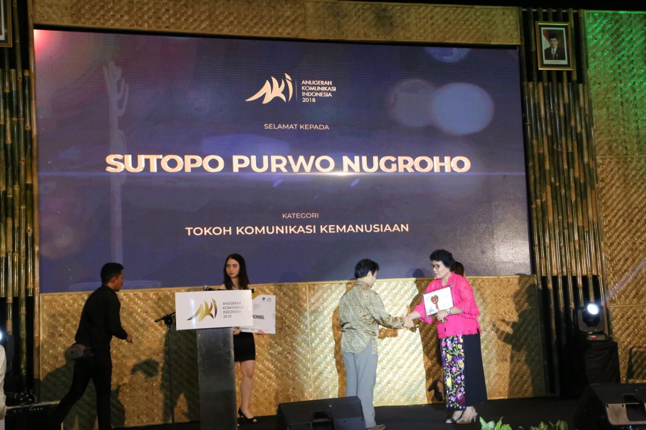 Penghargaan tokoh komunikasi kemanusiaan yang diberikan pada Sutopo Purwo Nugroho. Foto: sutopo for ngopibareng