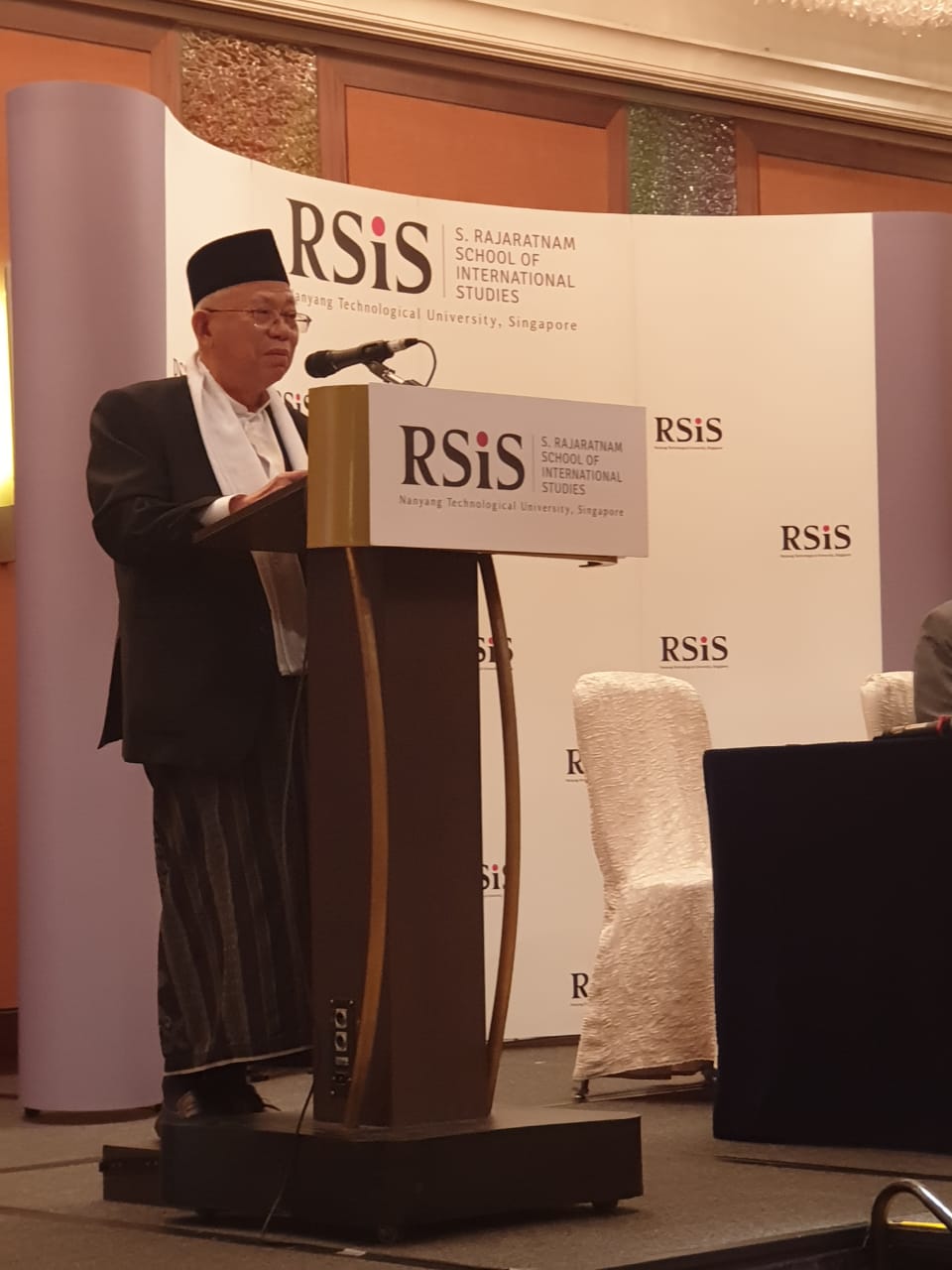 DUKUNGAN: KH Ma’ruf Amin memberikan Kuliah Umum Indonesian Leaders Public Lecture Series, RSiS- NTU Singapore. (foto: ma for ngopibareng.id)
