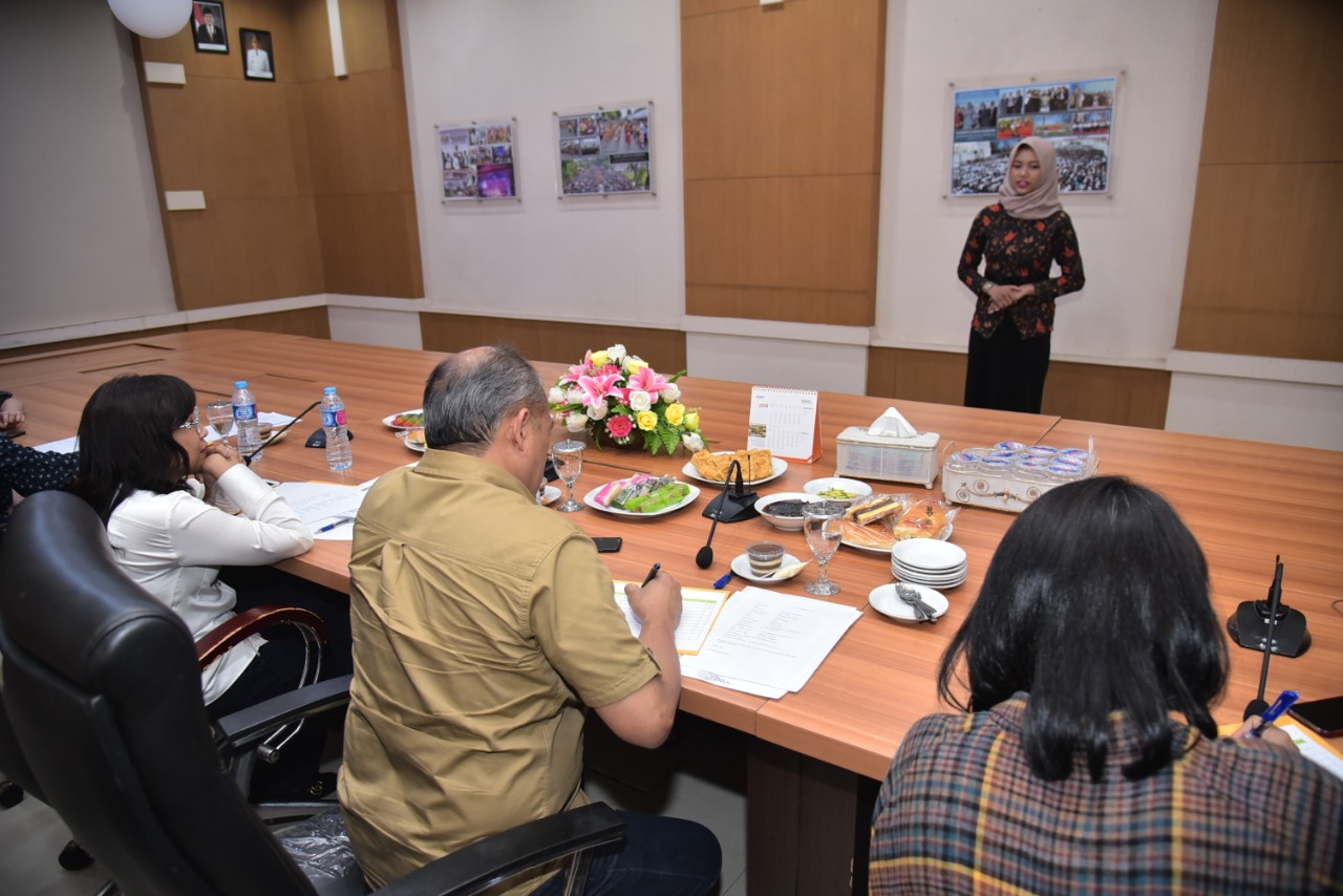 Sebanyak 45 calon pramugari dari keluarga kurang mampu berkesempatan mengikuti rangkaian tes seleksi calon penerima beasiswa pendidikan pramugari dengan maskapai penerbangan PT. Citilink, di Kantor Dinas Pendidikan (Dispendik) Surabaya.