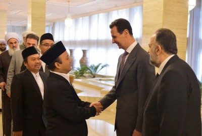 MODERAT: Presiden Suriah Bashar al-Assad dalam aktiv itasnya ketika bertemu Gus Amak Pasuruan. (foto: dok ngopibareng.id)