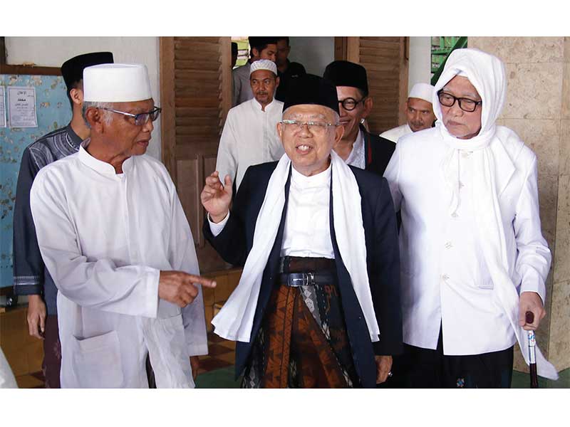 KIAI SEPUH: KH Anwar Manshur (kanan) bersama Kiai Ma'ruf Amin dan KH Anwar Iskandar. (foto: dok ngopibareng.id)