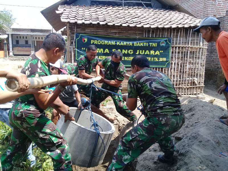 Anggota Kodim 0815 Bersama Warga Bergotongroyong Saat Pembuatan Jamban