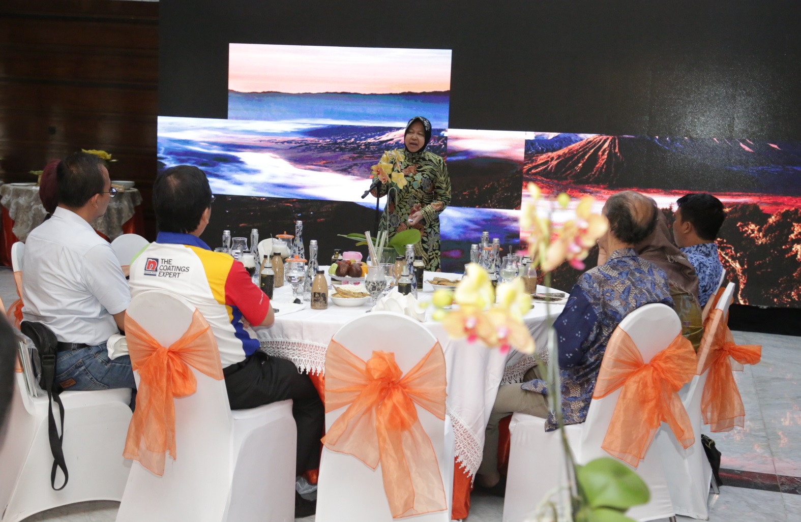 Wali Kota Surabaya Tri RIsmaharini, saat memaparkan rencana menghidupkan kembali kawasan Kota Tua. (Foto: farid/ngopibareng.id) 