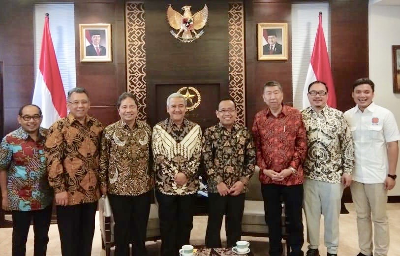 Foto bersama Mensesneg Pratikno di kantor Sekretariat Negara, Jakarta.