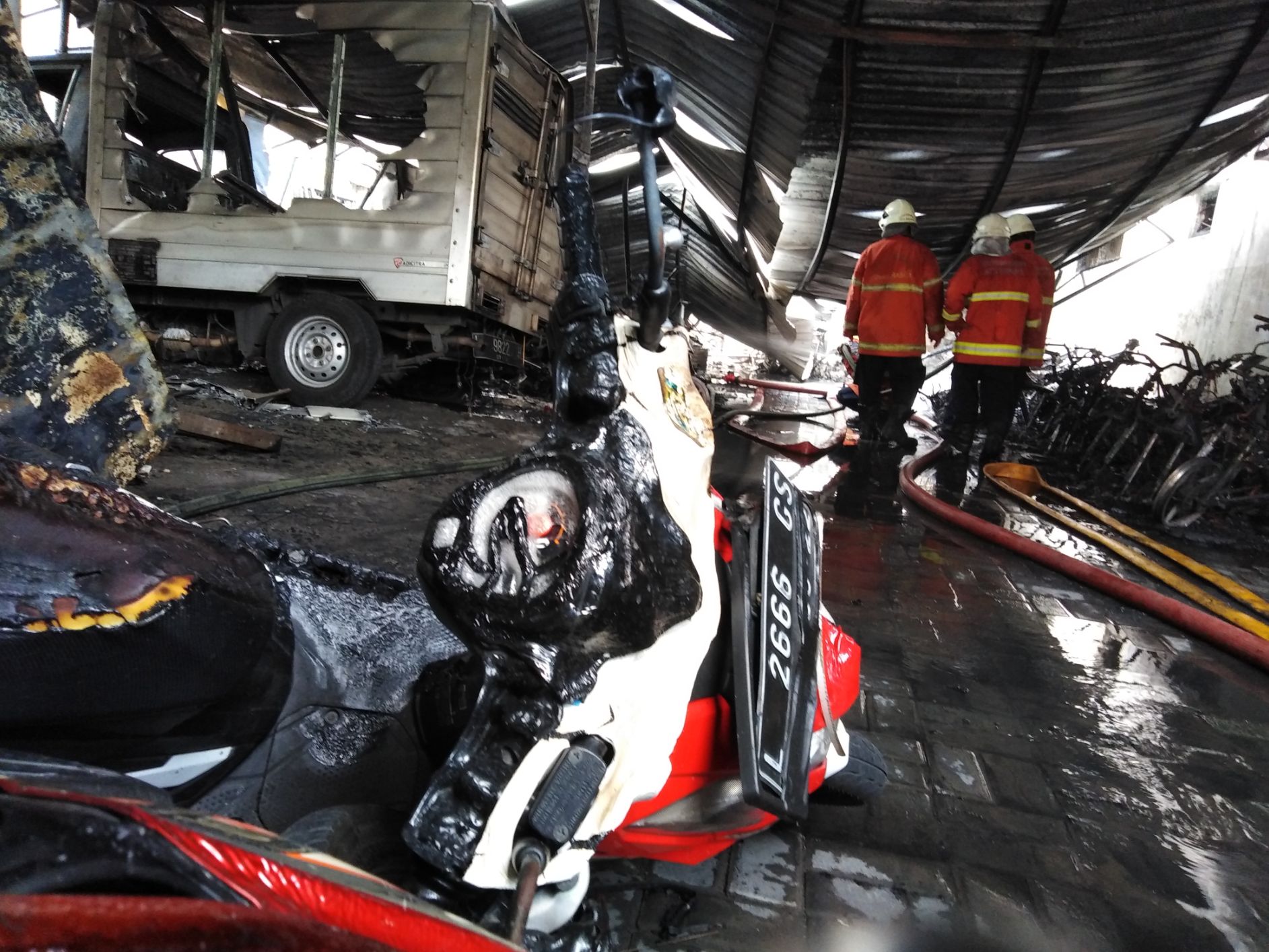 Sebuah rumah kos dan penitipan atau parkiran kendaraan bermotor milik warga RT 1 RW 3 Karangrejo Timur 1 No 22 hangus di lalap api, Kamis, 18 Oktober 2018. (foto: farid/ngopibareng.id) 