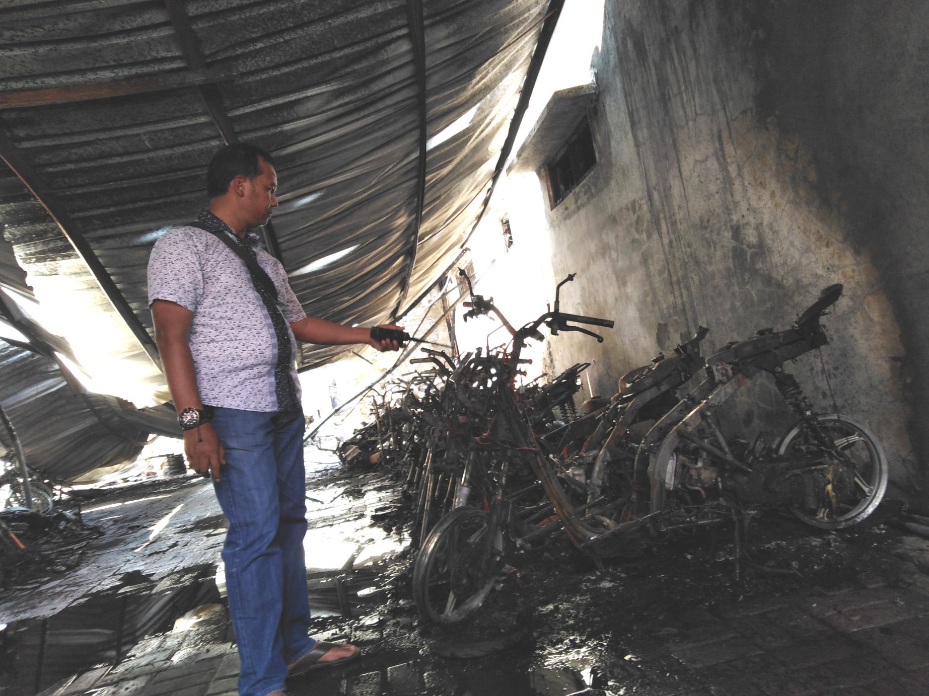 Kanitreskrim Polsek Wonokromo Iptu Ristianto, saat meninjau lokasi kebakaran, Kamis, 18 Oktober 2018. (Foto: Farid/ngopibareng.id)