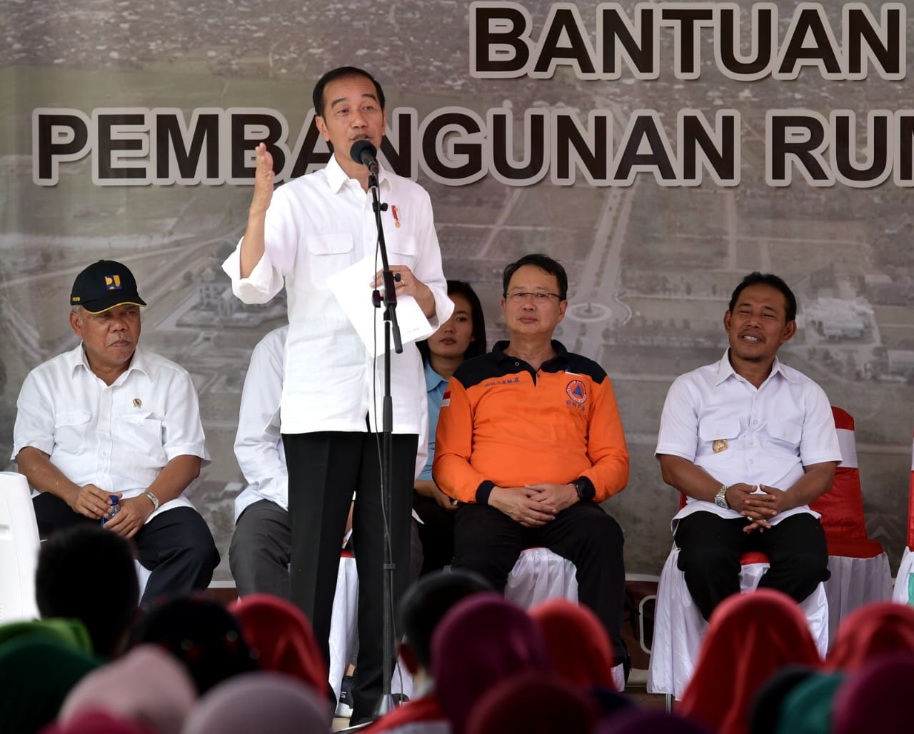 Presiden Joko Widodo saat memimpin rapat bersama jajarannya di Bandara Udara Internasional Zainuddin Abdul Madjid, Lombok Tengah, Kamis, 18 Oktober 2018. (Foto: Kris/Biro Pers Setpres)