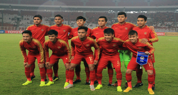 Laga perdana Timnas Indonesia U-19 vs Chinese, Kamis 18 Oktober 2018 Taipei sepi penonton. Hal itu terlihat dari tribun di belakang pemain Timnas berpose sebelum pertandingan yang tampak sangat melompong. (pssi.org)