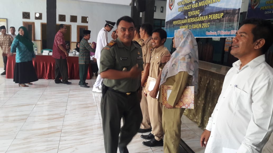 Danramil 0815/16 Kapten Inf Heru Widodo CP Bersama Forpimka Pacet Berikan Ucapan Selamat Perangkat Desa Candiwatu