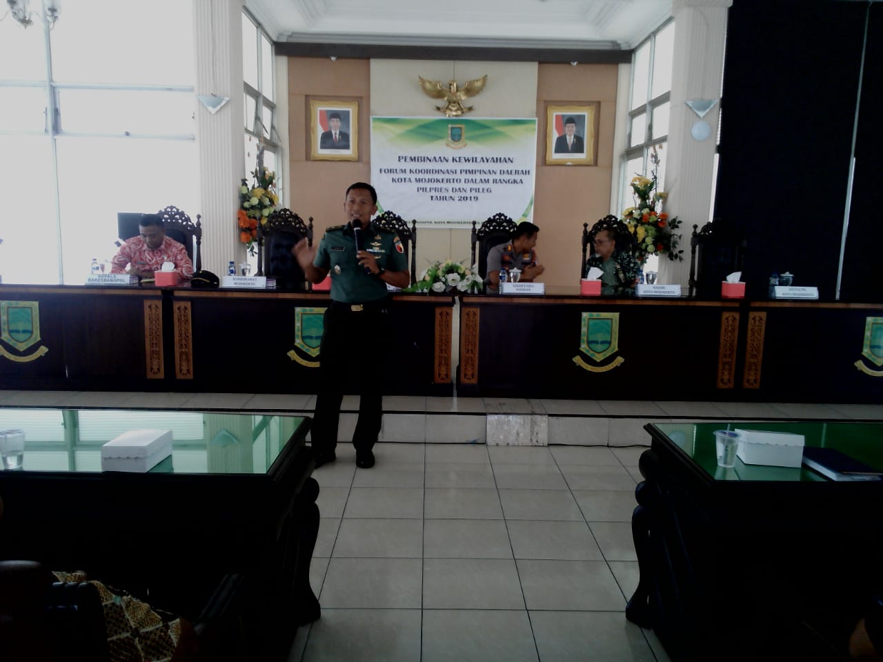 Kasdim 0815 Mayor Inf Nuryakin, S.Sos Saat Memberikan Materi pada Kegiatan Pembinaan Wilayah Di Pemkot Mojokerto