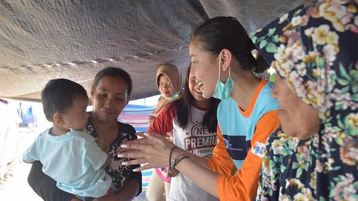 Awkarin menjadi relawan di Palu, Sulawesi Tengah. Foto: IG/sekolahrelawan.
