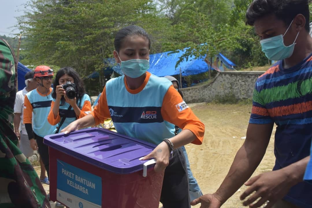 @awkarin bersama Sekolah Relawan menyalurkan paket bantuan bencana kepada korban gempa-tsunami Palu dan Donggala.