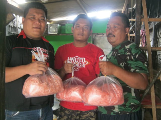 Abdul Muntholib berbaju loreng dengan Harum Manis produksinya. (Foto: Totok.ngopibareng.id)