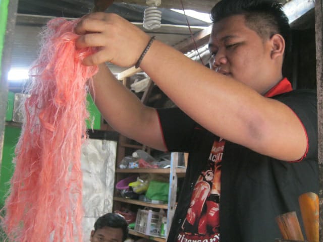 Seorang pekerja sedang mengolah adonan Harum Manis. (Foto: Totok/ngopibareng.id)