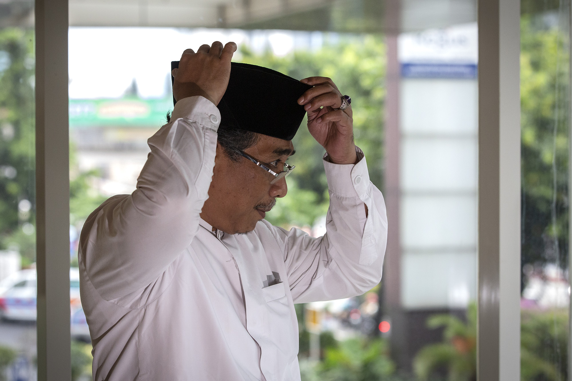 KHAS SANTRI: Gus Yahya, dengan kopiahnya yang khas. (foto: dok ngopibareng.id)