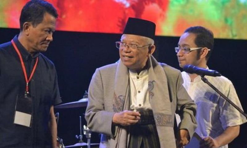 DISUMBANGKAN: KH Ma'ruf Amin saat pelelangan sorban kesayangannya. (foto: ma for ngopibareng.id)