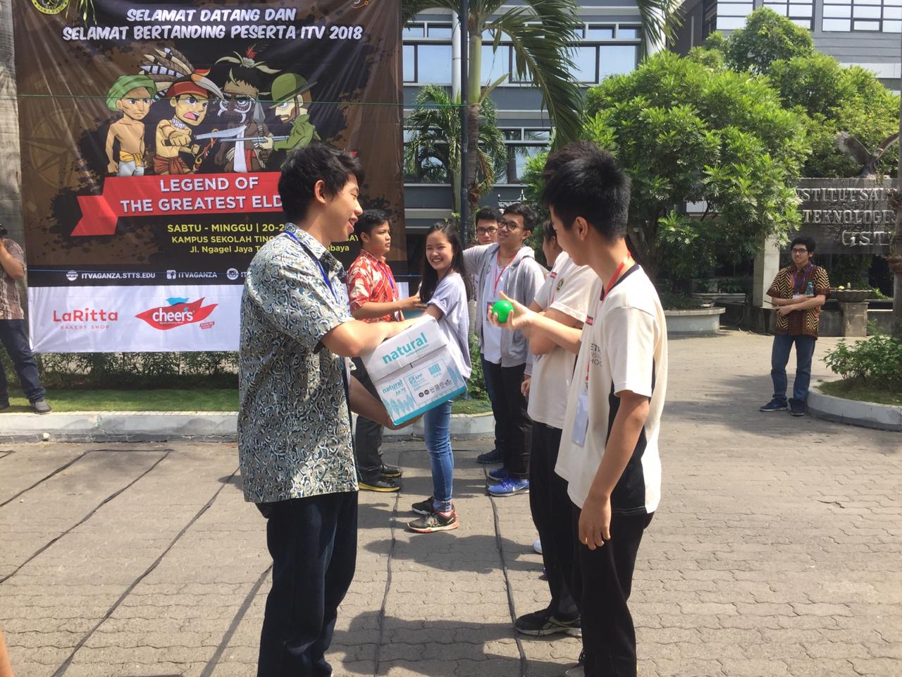 KREATIVITAS: Para peserta lomba IT Vaganza 2018. (foto: amanah/ngopibareng.id)