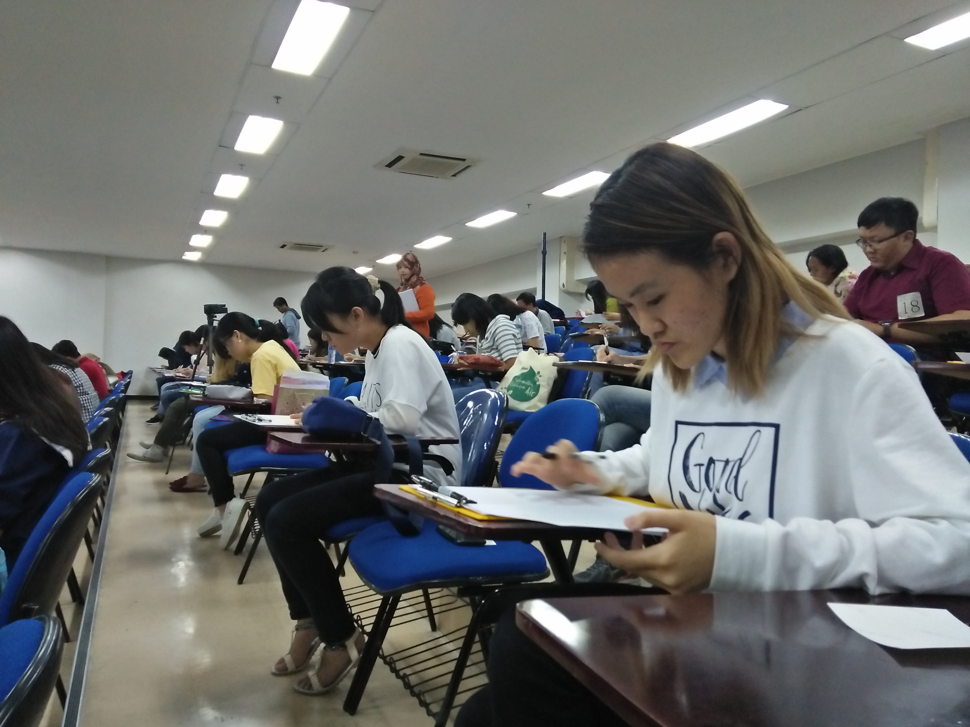 Para peserta ketika mengikuti lomba menulis cantik Hangeul, pada Sabtu, 20 Oktober 2018. (Foto: Amanah/ngopobareng.id)