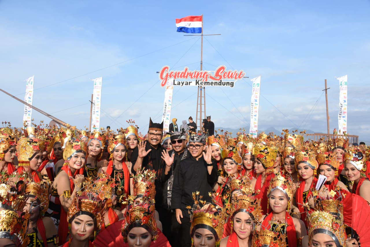 Wagub Jatim, Menpar dan Bupati Banyuwangi dikelilingi para penari Gandrung Sewu. Foto: istimewa 