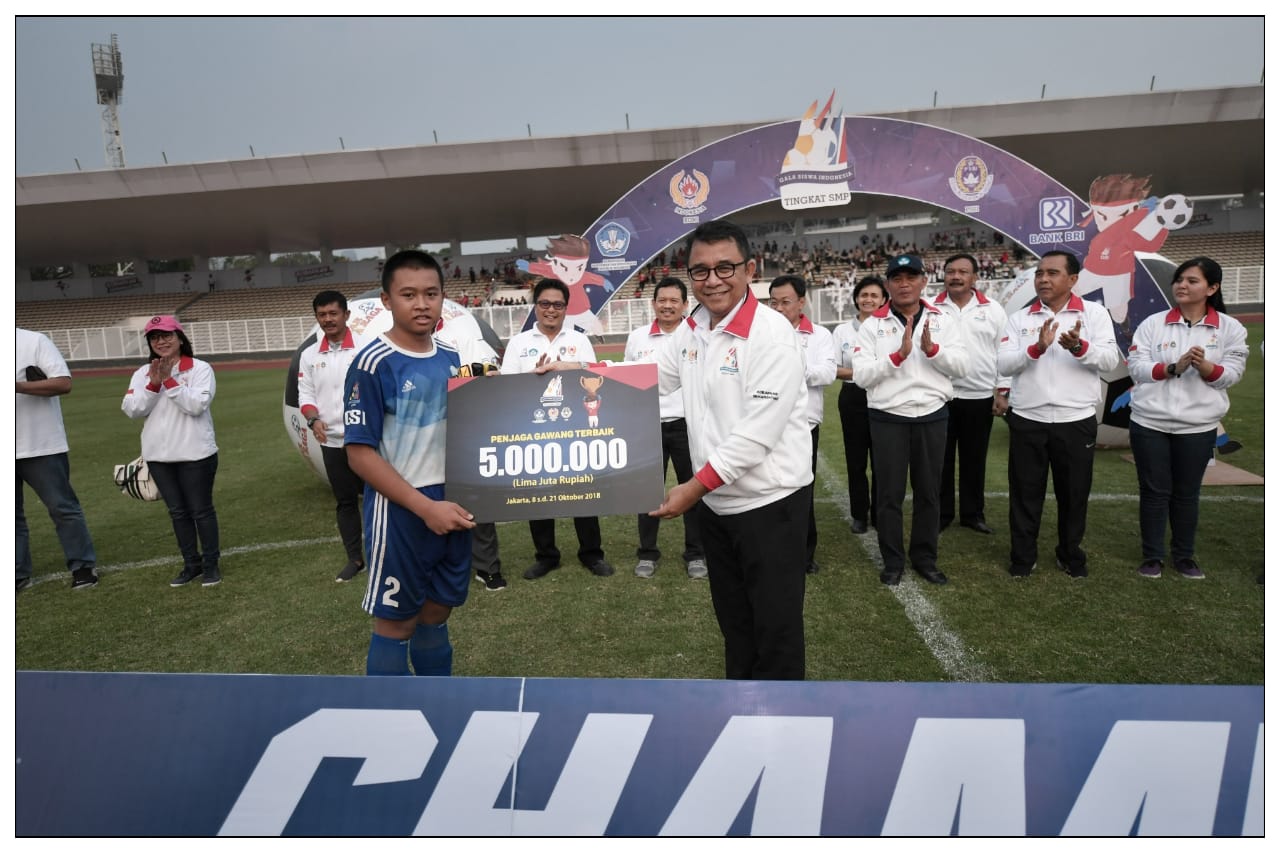 Penyerahan hadiah bagi pencetak gol terbanyak. Foto: asmanu/ngopibareng.id